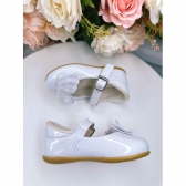 Sapatinho Branco Com Aplique de Borboletas e Pérolas