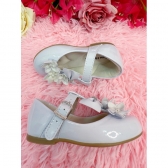 Sapatinho Branco Verniz C/ Aplique de Flores e Lacinho Luxo