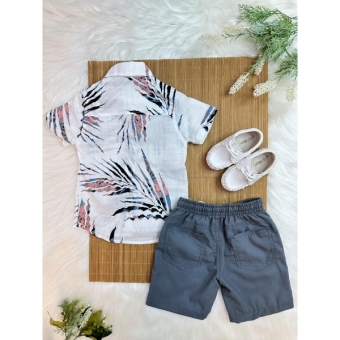 Conjunto Camisa Branca Estampada Com Bermuda Cinza de Cordão