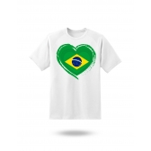 Camiseta Branca Estampa Coração Brasil – Design Patriótico Premium