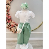 Conjunto infantil Com Blusa Branca e Calça Verde Bolsinha