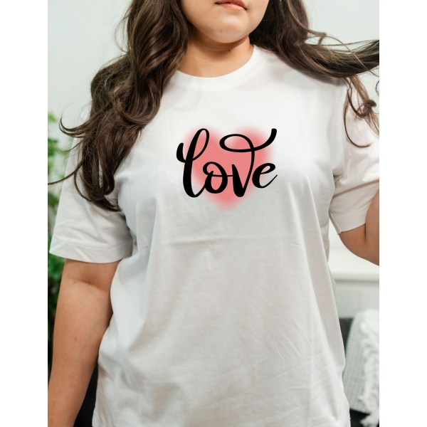 Camiseta Love Minimalista com Coração – Estilo Moderno e Romântico