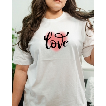 Camiseta Love Minimalista com Coração – Estilo Moderno e Romântico