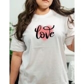 Camiseta Love Minimalista com Coração – Estilo Moderno e Romântico