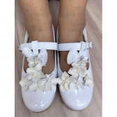Sapatinho Branco Verniz C/ Aplique de Flores e Lacinho Luxo