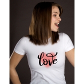 Camiseta Love Minimalista com Coração – Estilo Moderno e Romântico