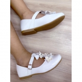 Sapatinho Branco Verniz C/ Aplique de Flores e Lacinho Luxo