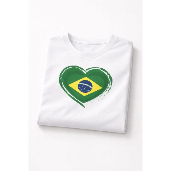 Camiseta Branca Estampa Coração Brasil – Design Patriótico Premium