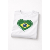Camiseta Branca Estampa Coração Brasil – Design Patriótico Premium
